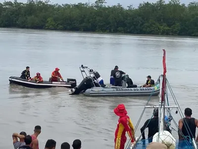 Bombeiros realizam resgate de barco com corpos no Pará