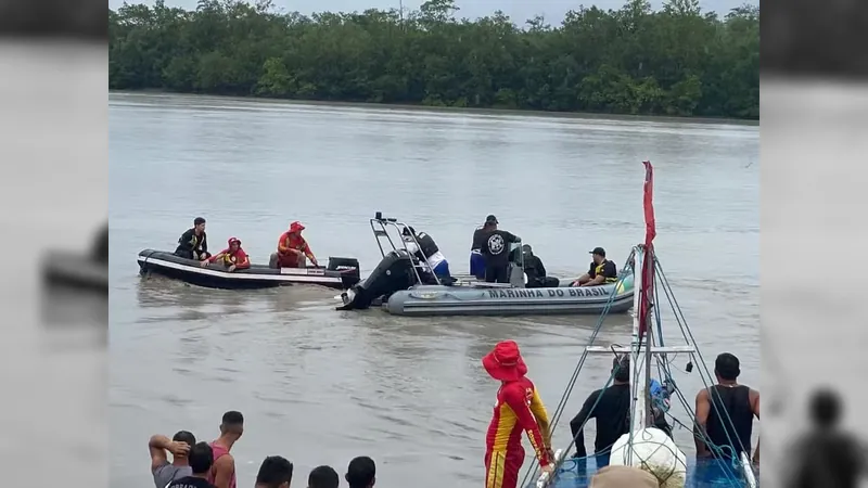 Autoridades resgatando barcos com corpos no Litoral paraense 