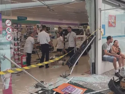 Carro invade farmácia no centro de São José dos Campos após idoso passar mal