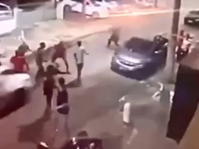 Vídeo: após briga, menor pega carro da mãe e atropela outros jovens no RJ