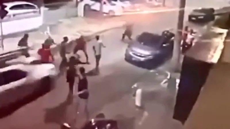 Após briga, menor pega carro da mãe e atropela outros jovens no RJ
