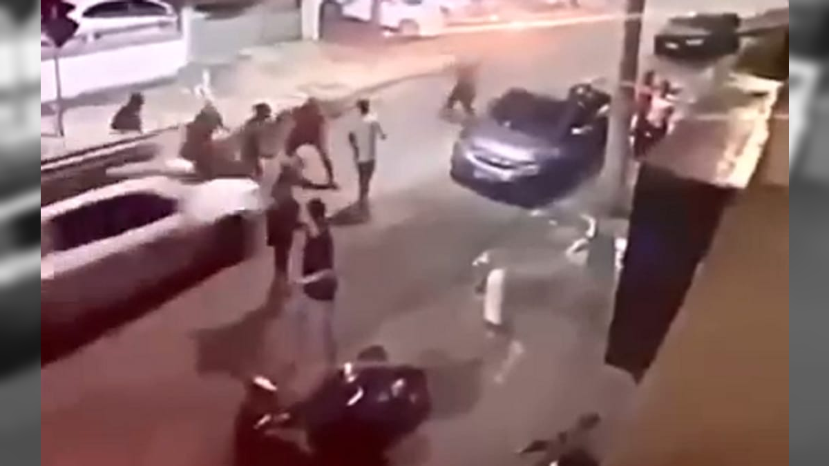 Jovens ficam feridos após serem atropelados em uma briga no Rio; VÍDEO