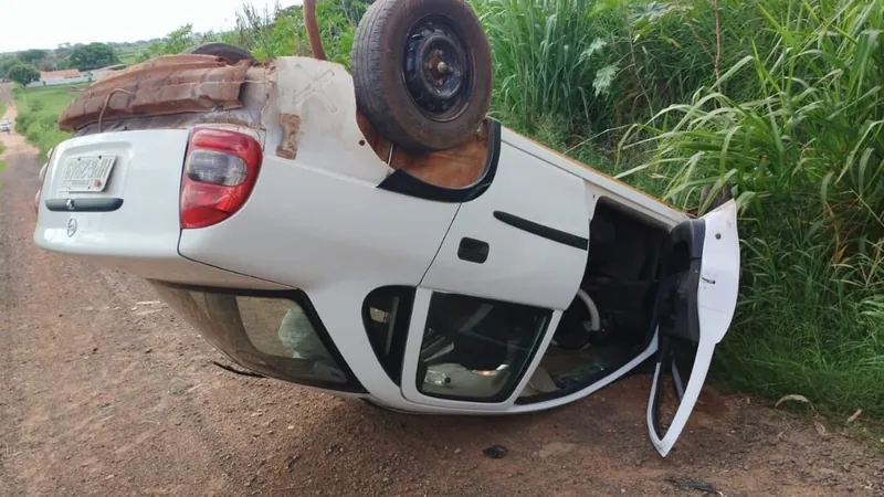 Carro furtado é apreendido após capotar em rodovia de Guzolândia