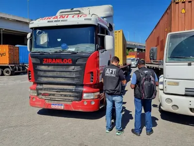 45 caminhões são autuados durante fiscalização do MT no Porto do Rio 