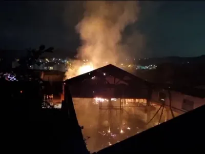 Galpão pega fogo em São Roque e teto desaba durante trabalho dos bombeiros 