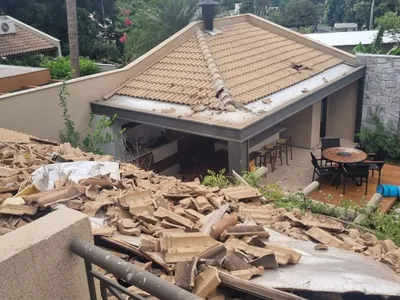 Explosão destrói telhado de uma casa em Araçatuba