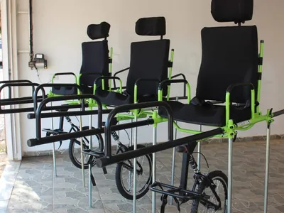 Pessoas com deficiência ganham acesso a cadeiras adaptadas
