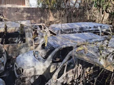 Incêndio no pátio da Prefeitura de Vespasiano destrói pelo menos 17 veículos