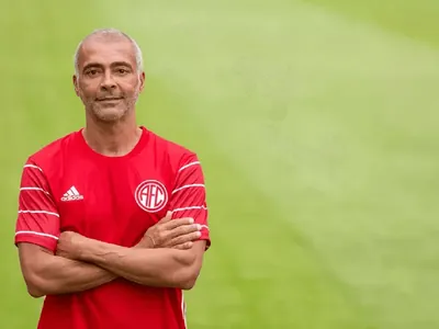 Ex-jogador Romário realiza primeiro treino como atleta após volta aos gramados