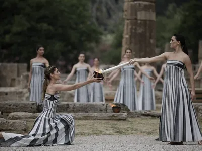 Tocha é acesa na Grécia em cerimônia olímpica