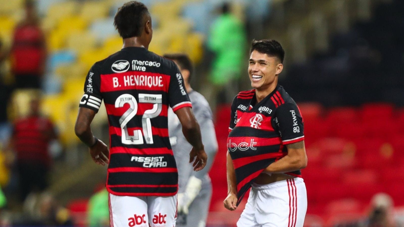 Com lei do ex, Flamengo bate São Paulo no Maracanã e dorme líder do Brasileirão