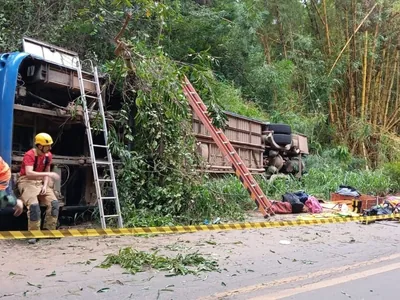 Ônibus capota em rodovia de Minas Gerais e deixa mortos 