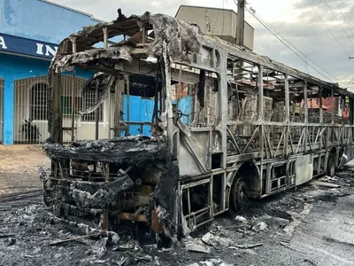 Ônibus é incendiado por grupo de vândalos em Piracicaba