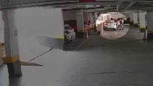 Vídeo mostra motorista ajudando mulher a tirar idoso morto de carro em shopping