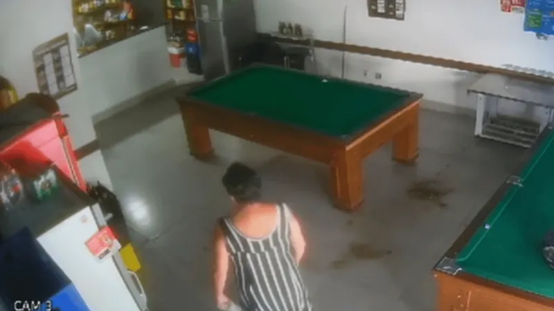 Mulher invade bar e joga saco de fezes no chão no DF