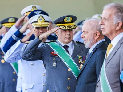 Lula celebra Dia do Exército e ouve discurso pró-democracia do comandante