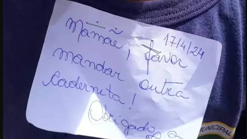 No bilhete, a docente escreveu “Mãe, favor mandar outra caderneta! Obrigada”.