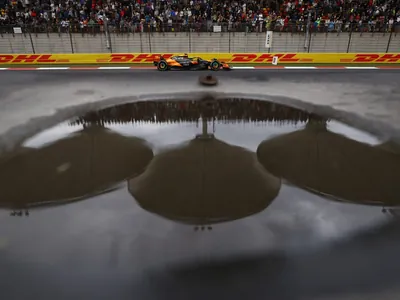 Na chuva, Lando Norris faz a pole da corrida Sprint na China