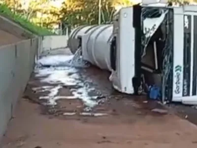 Caminhão carregado com etanol tomba na Rodovia Raposo Tavares