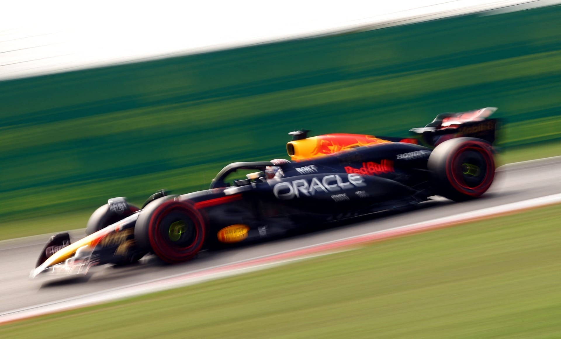 Red Bull domina treino, com Verstappen na pole e Pérez logo atrás