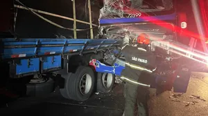 Acidente com caminhão e ônibus deixa um morto e cinco feridos na Dutra