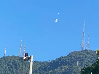 Dezenas de balões são vistos em diferentes bairros do Rio neste domingo