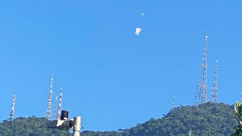Balões foram vistos em diferentes pontos da cidade