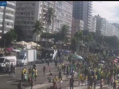 Manifestantes já se concentram em Copacabana, no Rio, em apoio a Bolsonaro