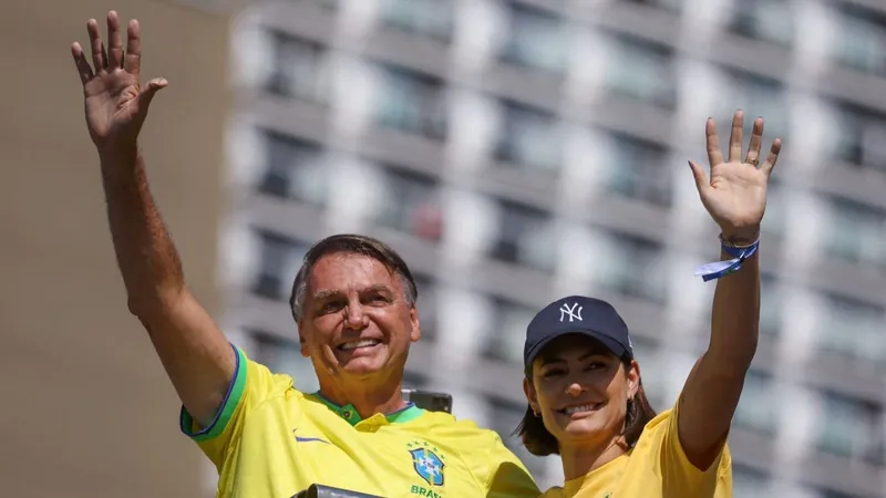 Michelle e Jair Bolsonaro durante ato em Copacabana, no RJ