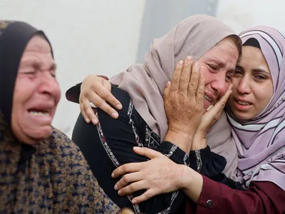 Bebê é salva do útero da mãe morta em ataque israelense na Faixa de Gaza