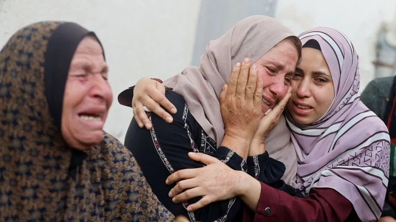 Mulheres choram perto de corpos após ataque em Rafah