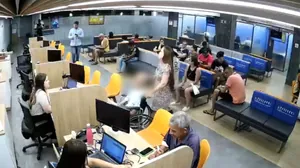 Vídeo mostra funcionária do banco ajudando a segurar pescoço de idoso morto