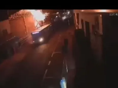 Vídeo: motorista perde o controle e ônibus bate em poste de energia em Botucatu