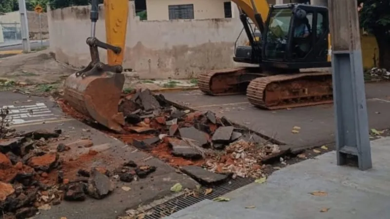 Secretaria de Obras faz reparos em buracos que causaram problemas em galeria