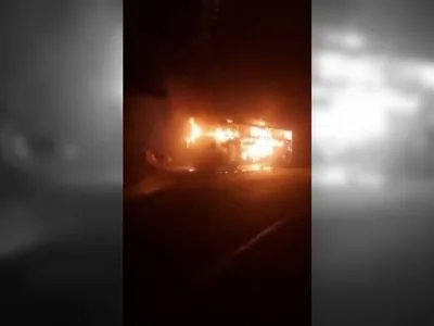 Ônibus pega fogo após passageiro fumar escondido dentro de banheiro 