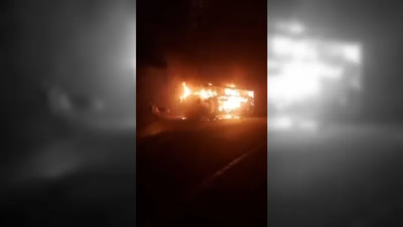 Ônibus pega fogo após passageiro fumar escondido dentro de banheiro 