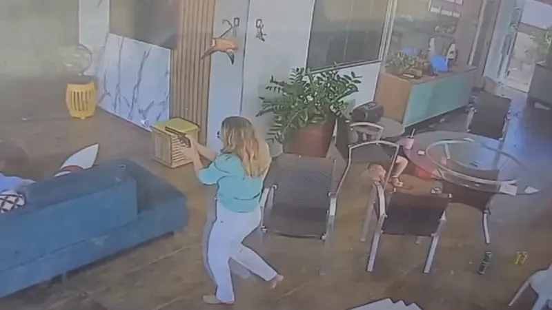 Mulher e filho entraram na casa e atiraram contra os idosos 