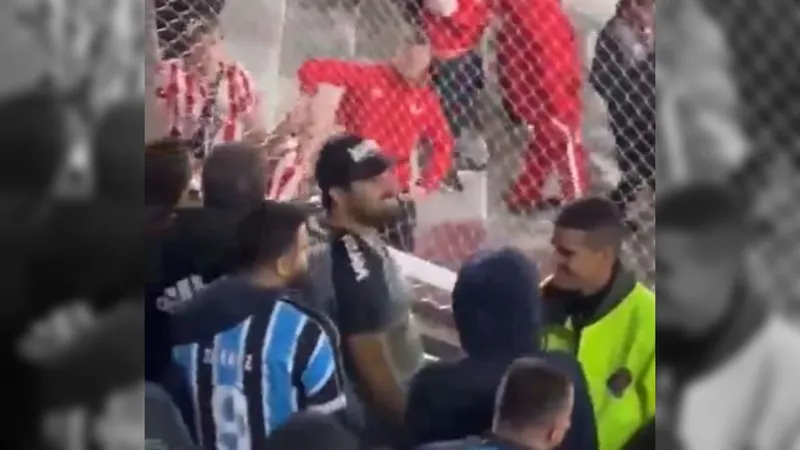 De vermelho, torcedor do Estudiantes faz gesto racista