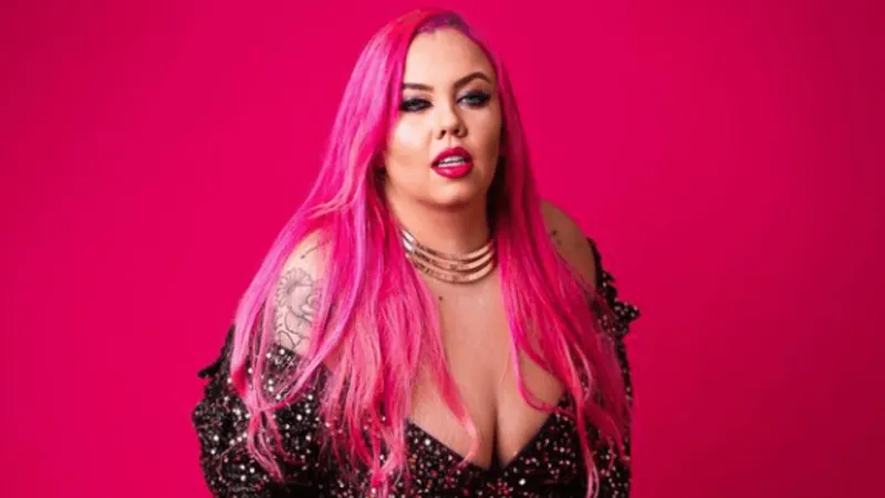 Ex-bailarina de Anitta denuncia gordofobia em plataformas adultas