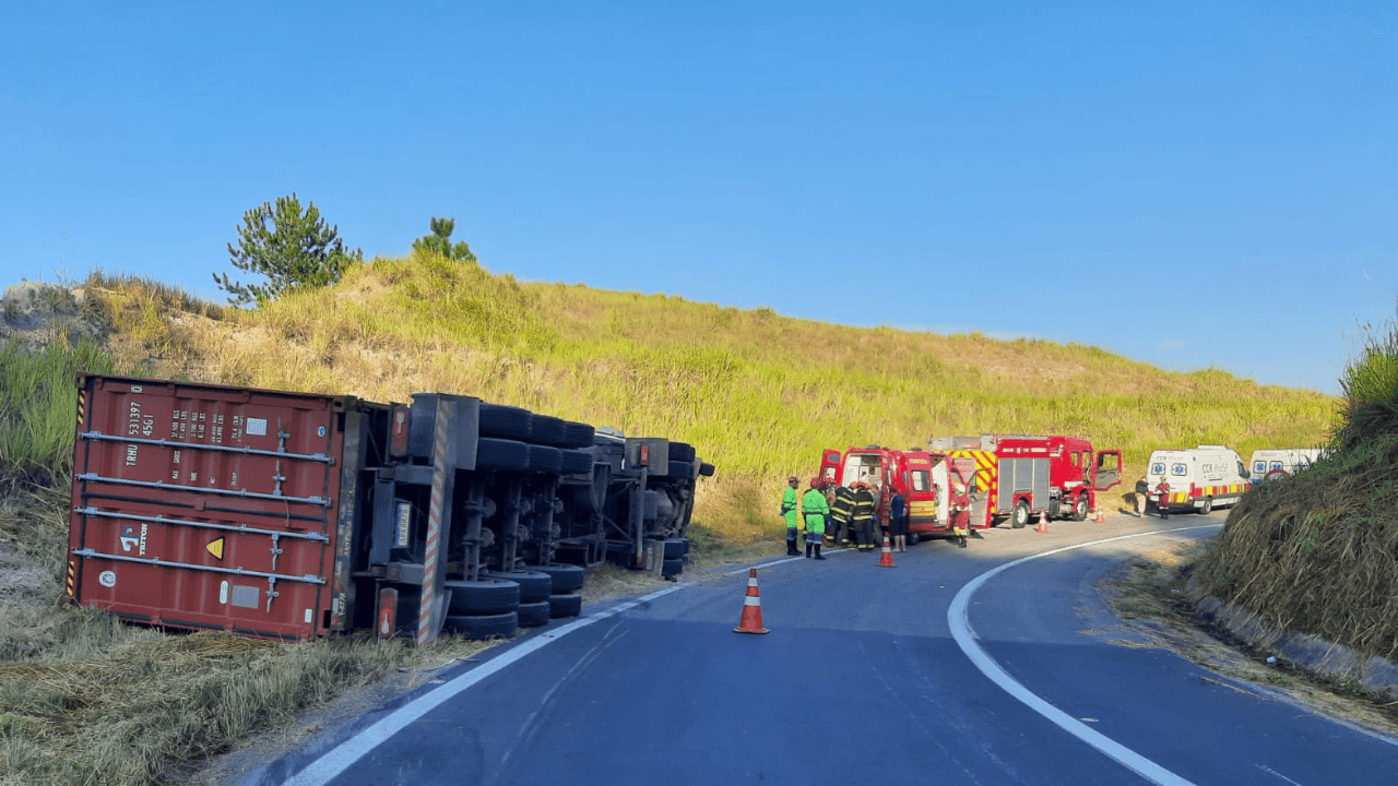 Homem fica ferido após tombar carreta na rodovia Dom Pedro em Jacareí