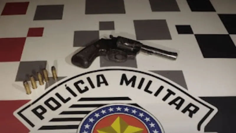 Dois homens são presos por porte ilegal de arma de fogo em Cruzeiro