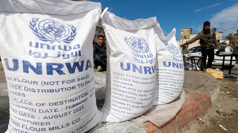 Palestinos esperam por ajuda da UNRWA em Rafah, na Faixa de Gaza