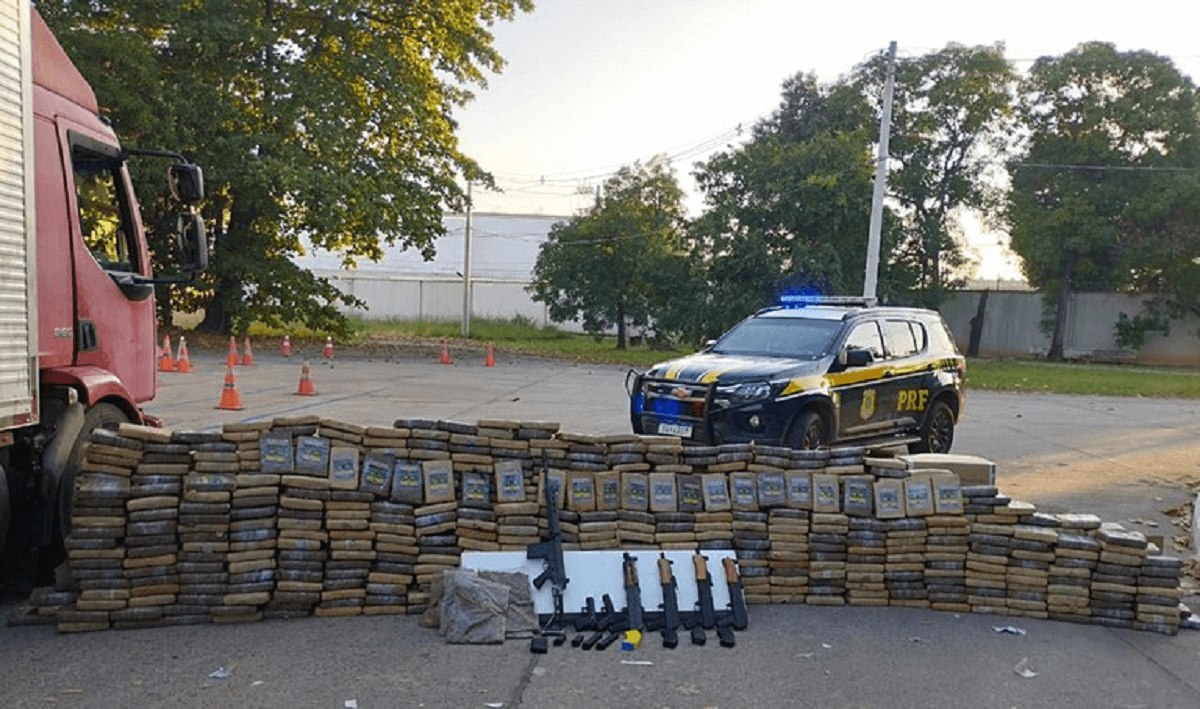 PRF apreende mais de 500 kg de maconha e armas em caminhão no RJ