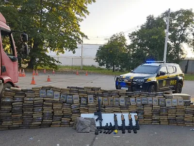 PRF apreende mais de 500 kg de maconha e armas em caminhão no RJ