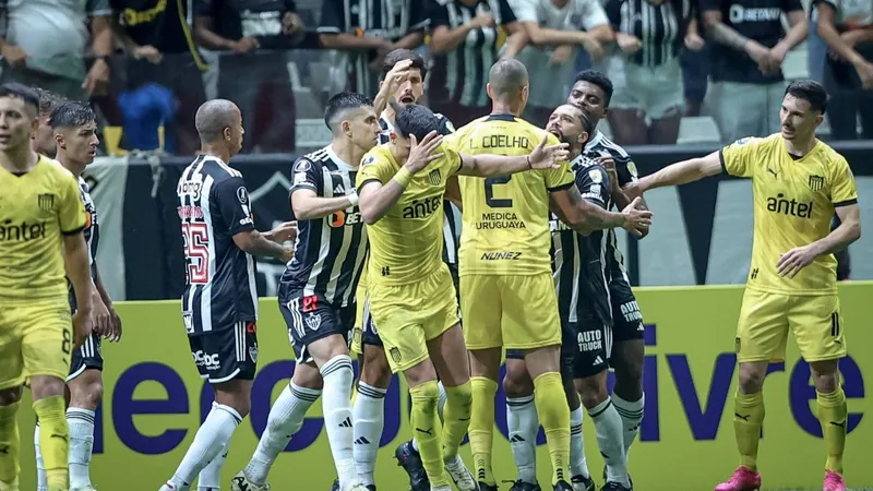 Confusão entre jogadores do Atlético e do Peñarol durante duelo pela Libertadores