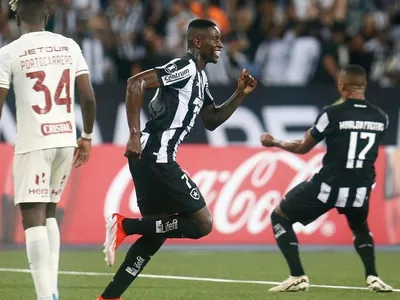 Botafogo marca 3 gols no Universitario e respira na Libertadores