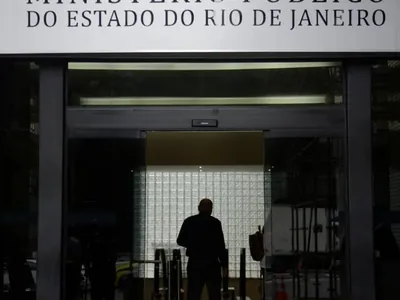 Policiais suspeitos de fornecer armas e uniformes para milícia são presos no RJ 