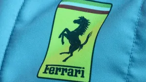 Ferrari apresenta macacões azuis para o Grande Prêmio de Miami; veja imagens