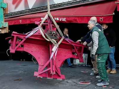 FOTOS: Pás do moinho de vento do Moulin Rouge desabam em Paris 
