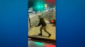 Vídeo: policial de folga flagra assalto, reage e dispara conta criminosos em SP